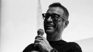 Corporate seminar magician to inspire leadership with digital magic and mentalism.