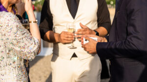 Team-building magician leading an interactive magic workshop to strengthen corporate team cohesion.